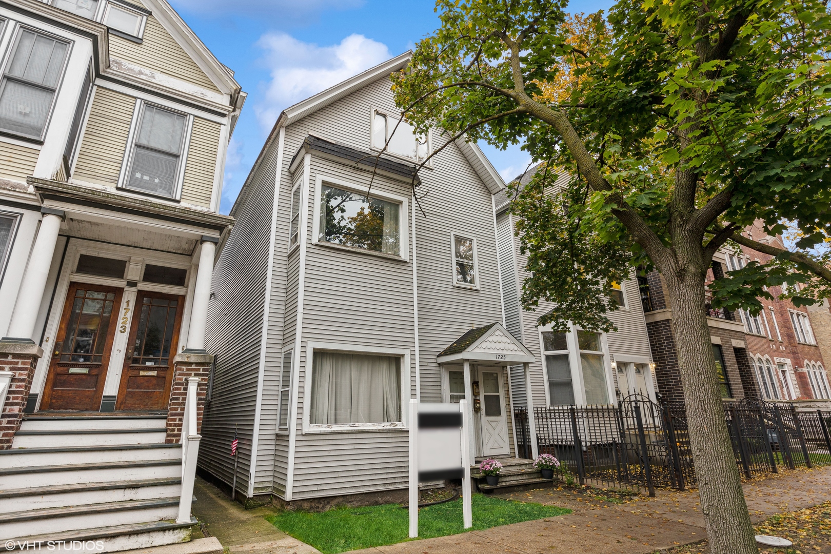 1725 W Roscoe Street