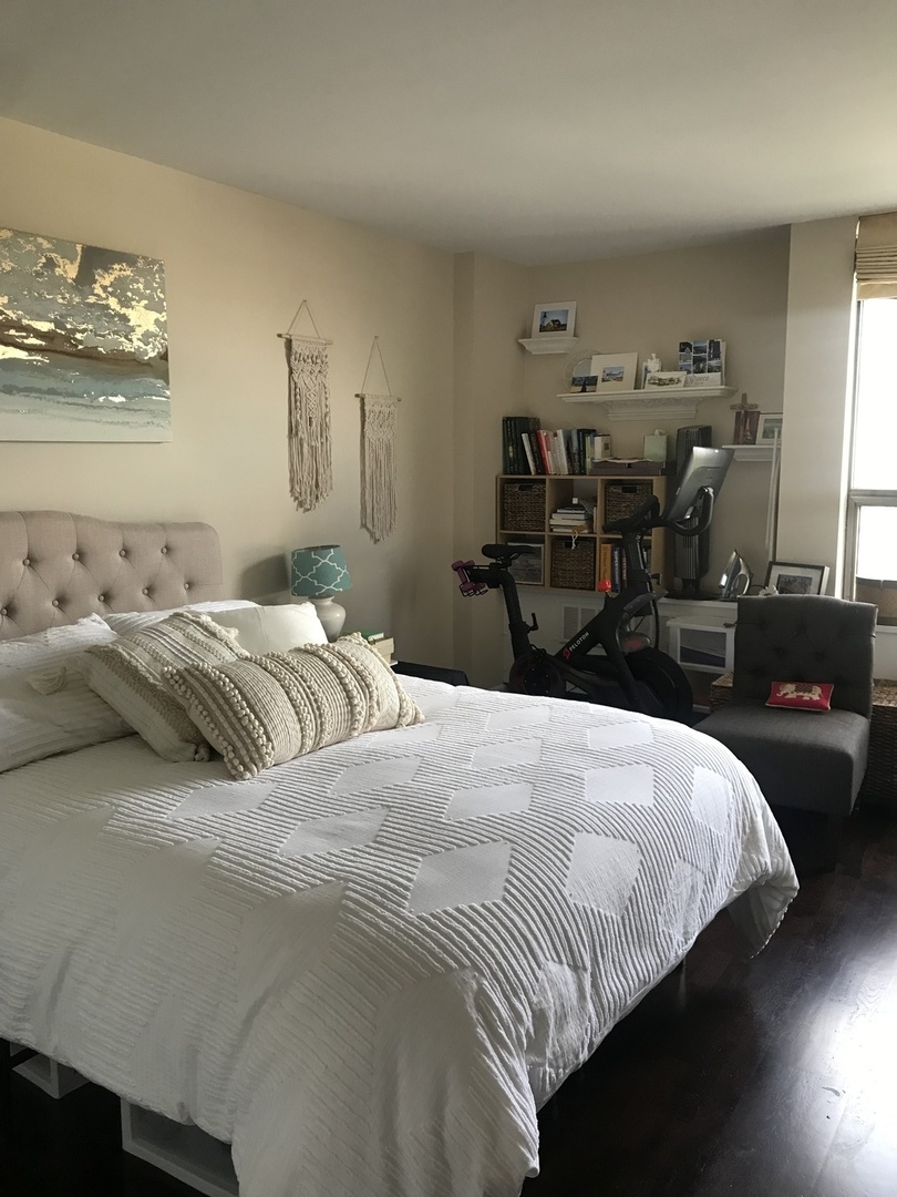 1460 N Sandburg Terrace Unit: 1405