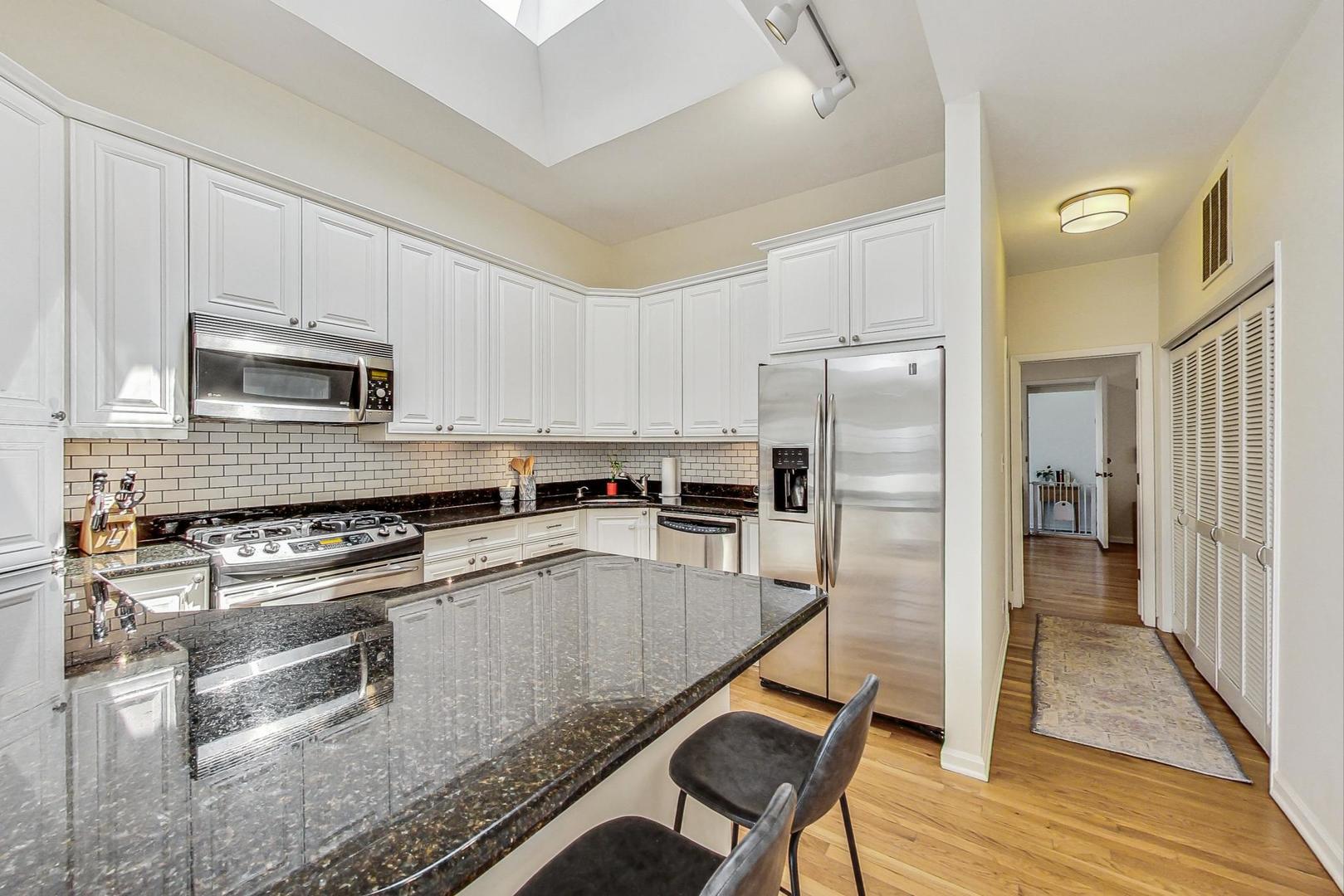 3753 N WILTON Avenue Unit: 4