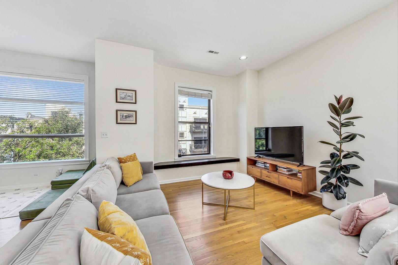 3753 N WILTON Avenue Unit: 4