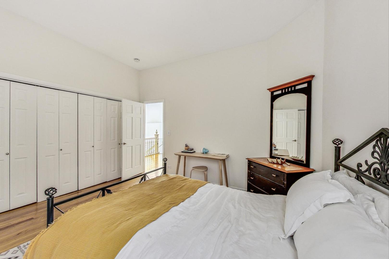 3753 N WILTON Avenue Unit: 4