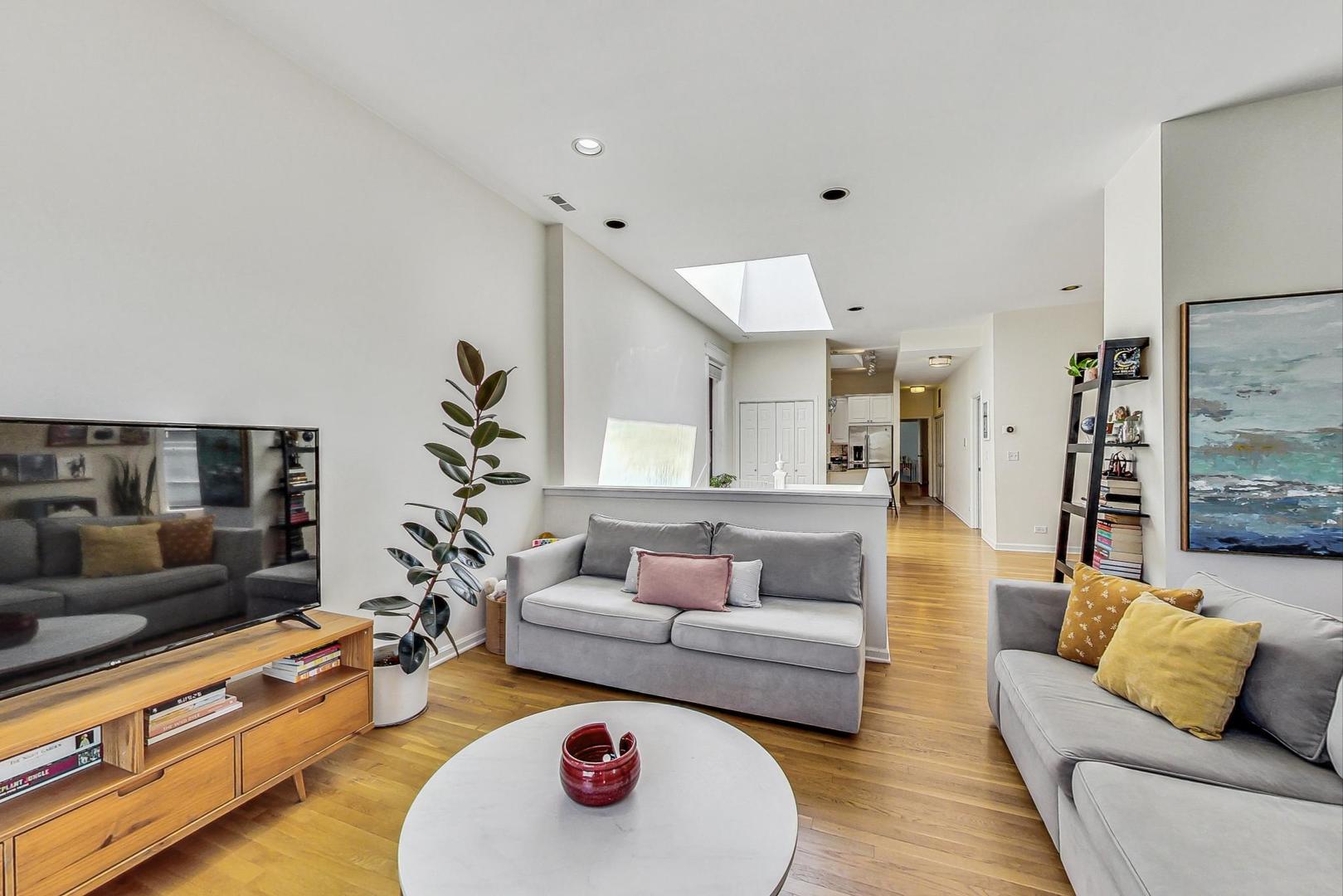 3753 N WILTON Avenue Unit: 4
