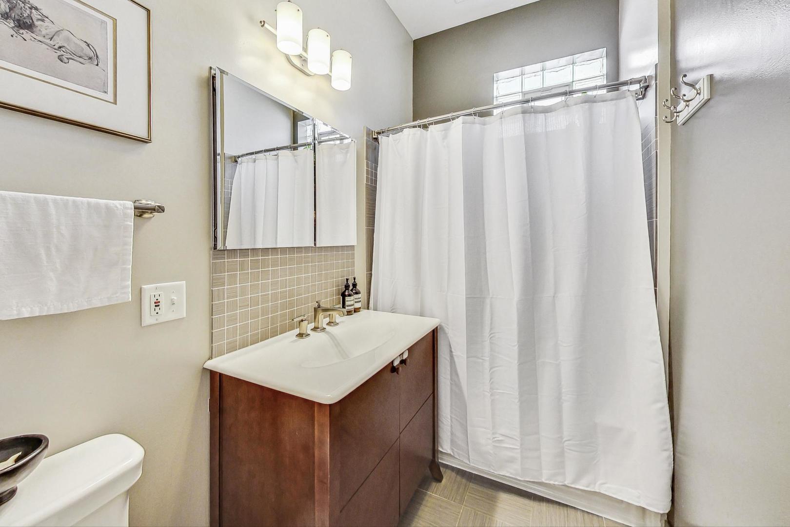 3753 N WILTON Avenue Unit: 4