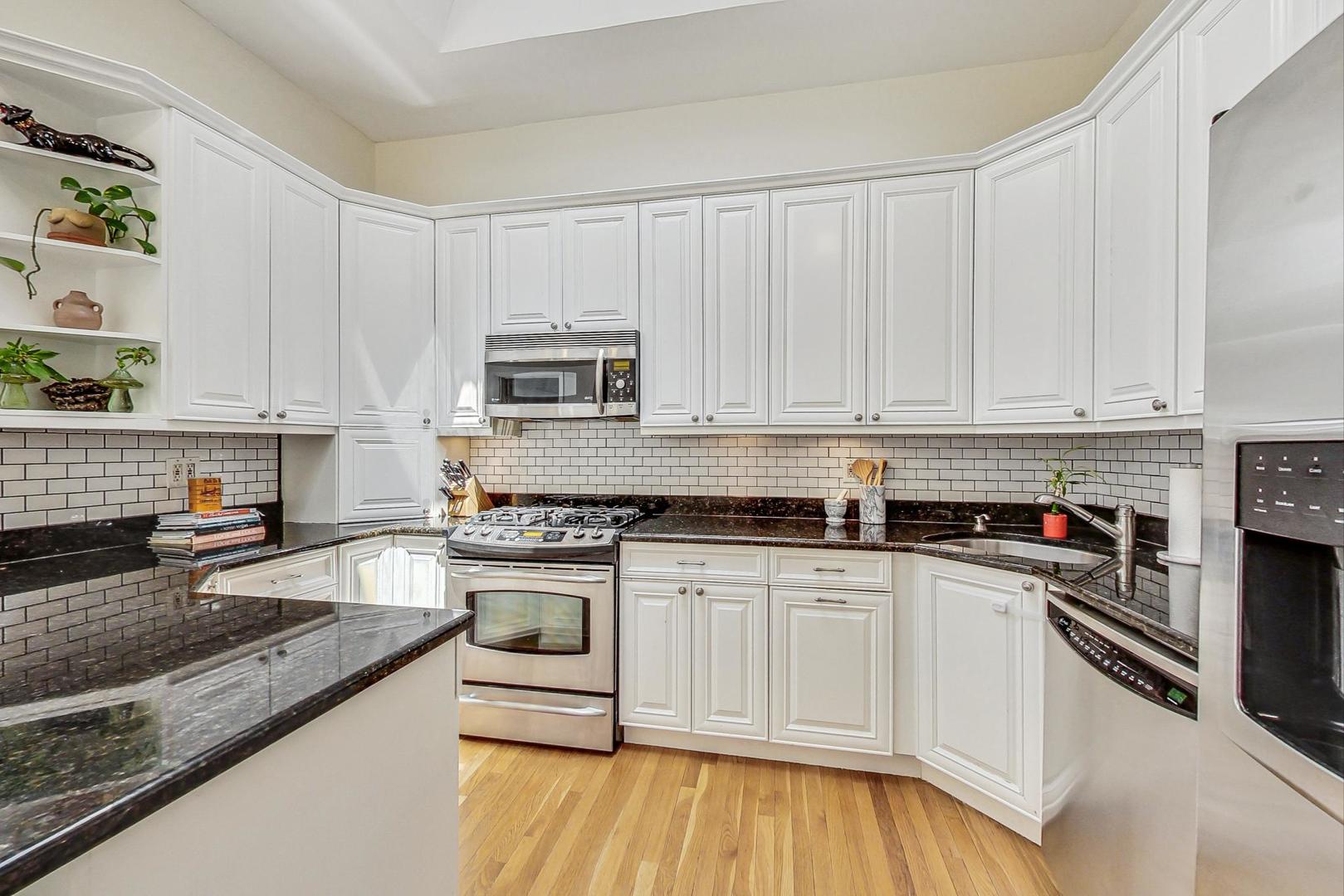 3753 N WILTON Avenue Unit: 4