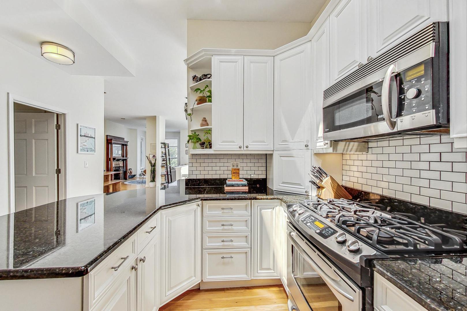 3753 N WILTON Avenue Unit: 4