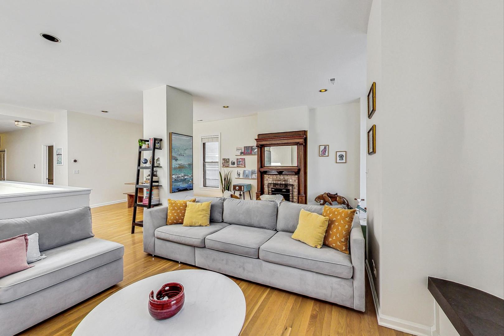 3753 N WILTON Avenue Unit: 4