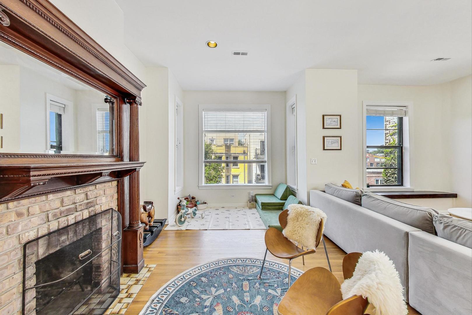 3753 N WILTON Avenue Unit: 4