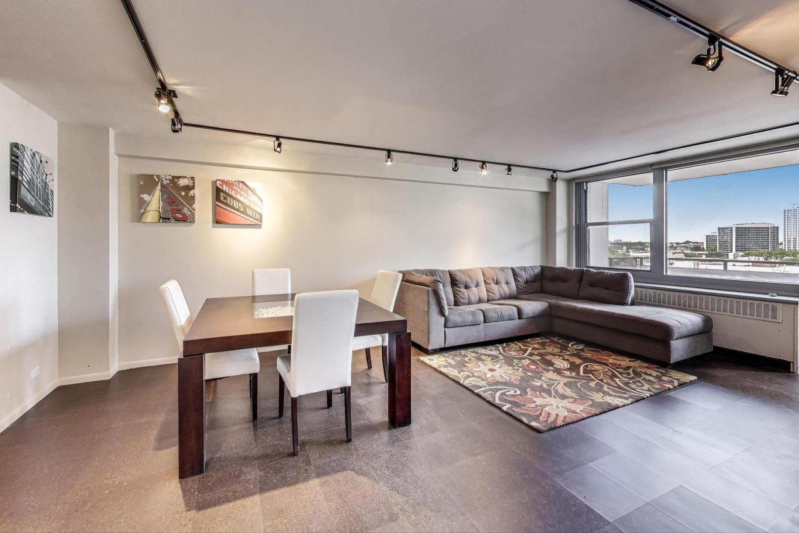 555 W Cornelia Avenue Unit: 1011