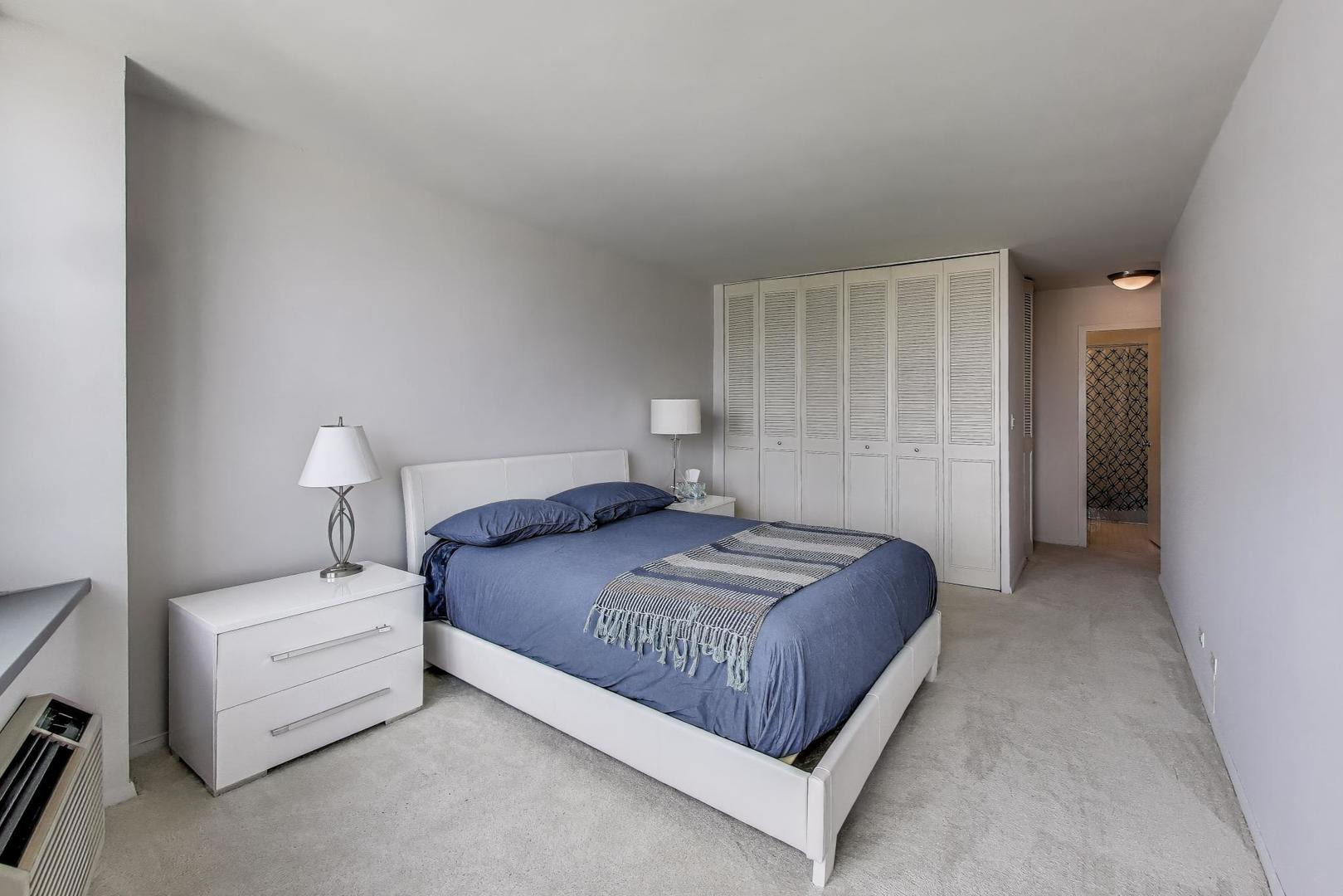 555 W Cornelia Avenue Unit: 1011