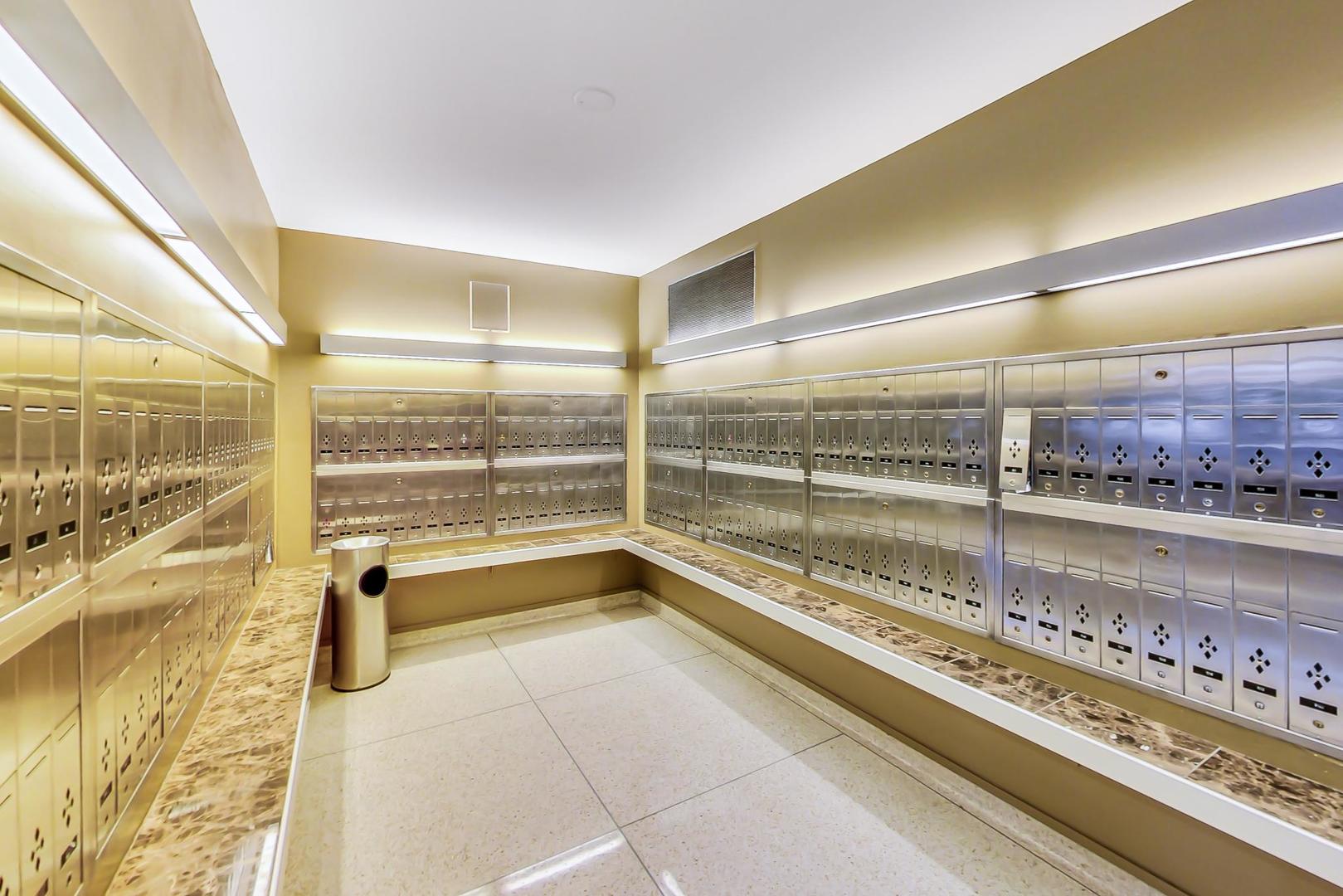 555 W Cornelia Avenue Unit: 1011