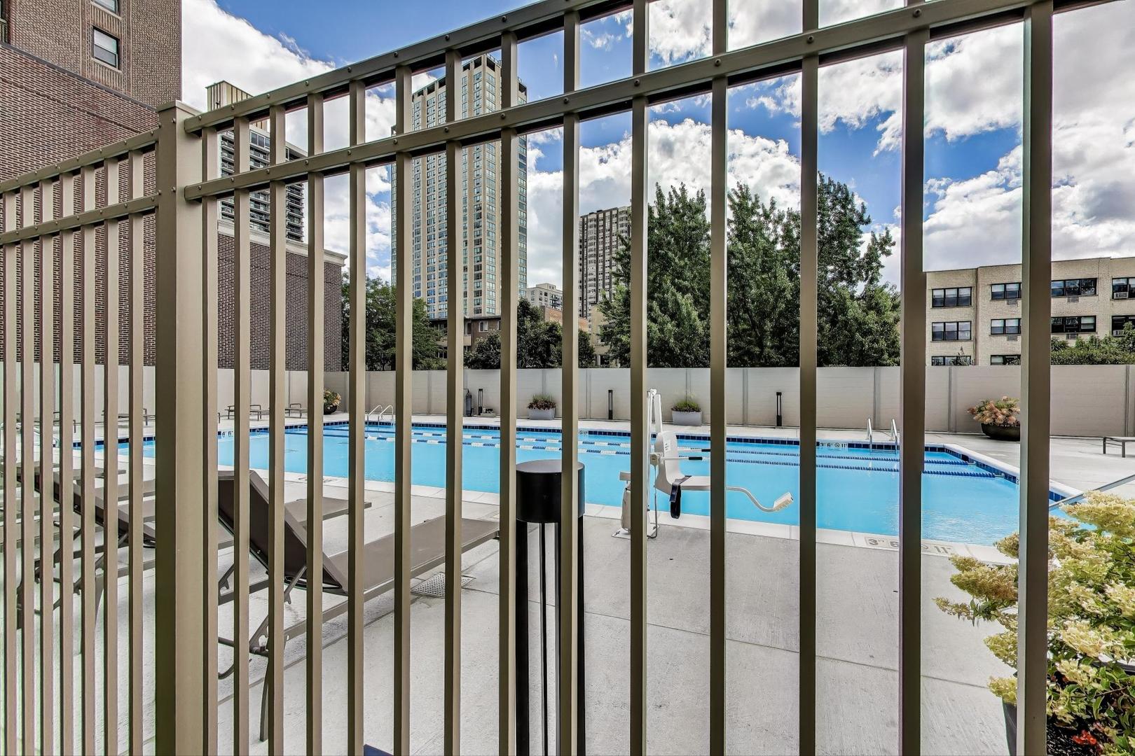 555 W Cornelia Avenue Unit: 1011