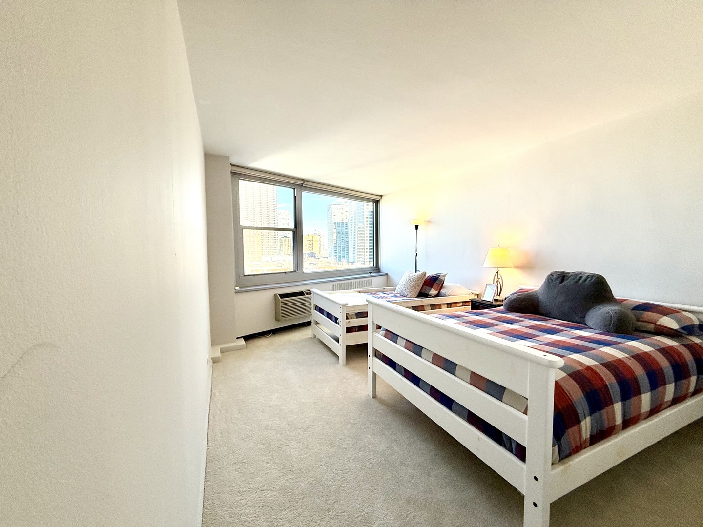 555 W Cornelia Avenue Unit: 1011