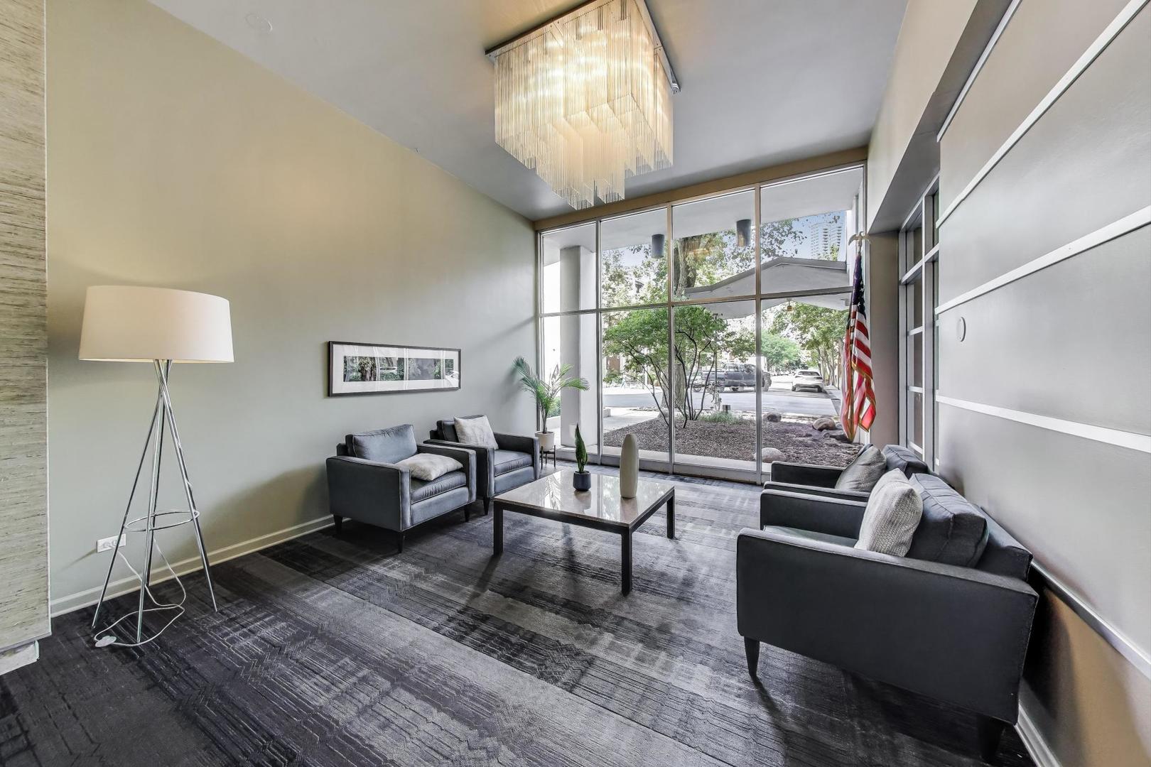 555 W Cornelia Avenue Unit: 1011