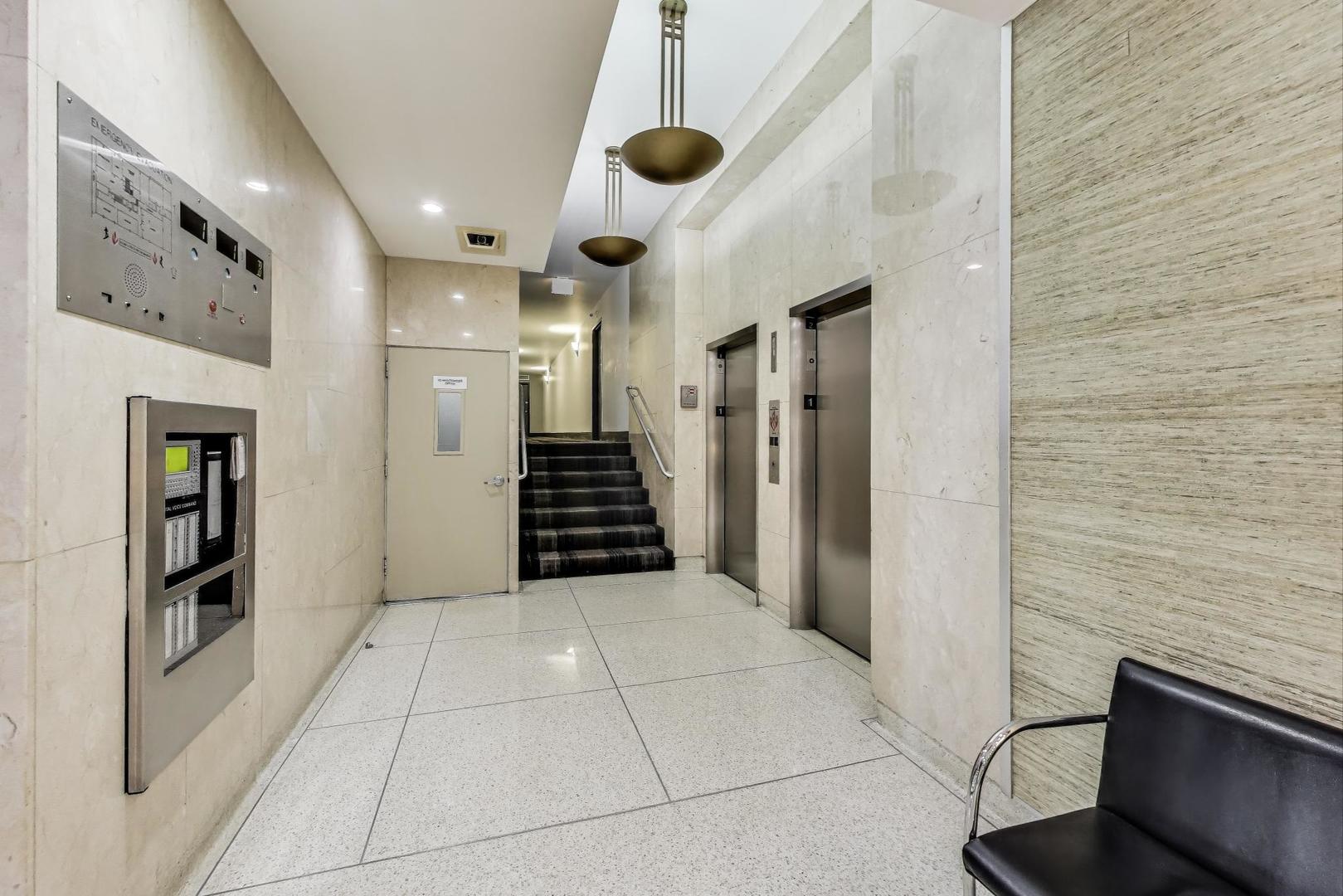 555 W Cornelia Avenue Unit: 1011