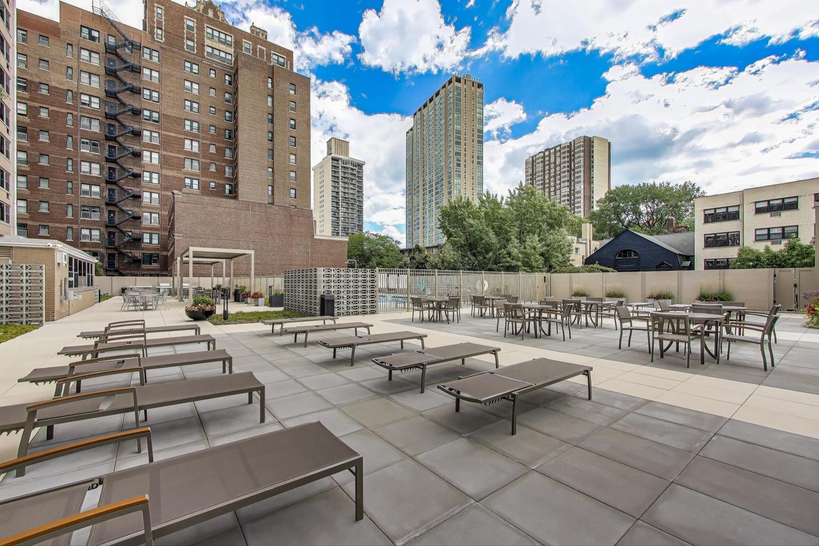 555 W Cornelia Avenue Unit: 1011