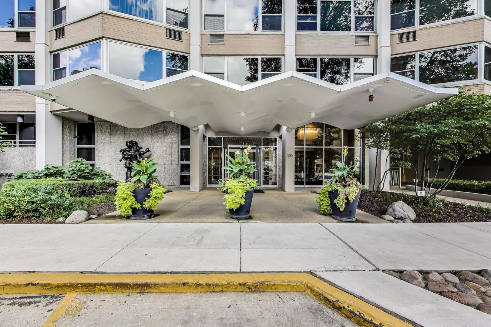 555 W Cornelia Avenue Unit: 1011