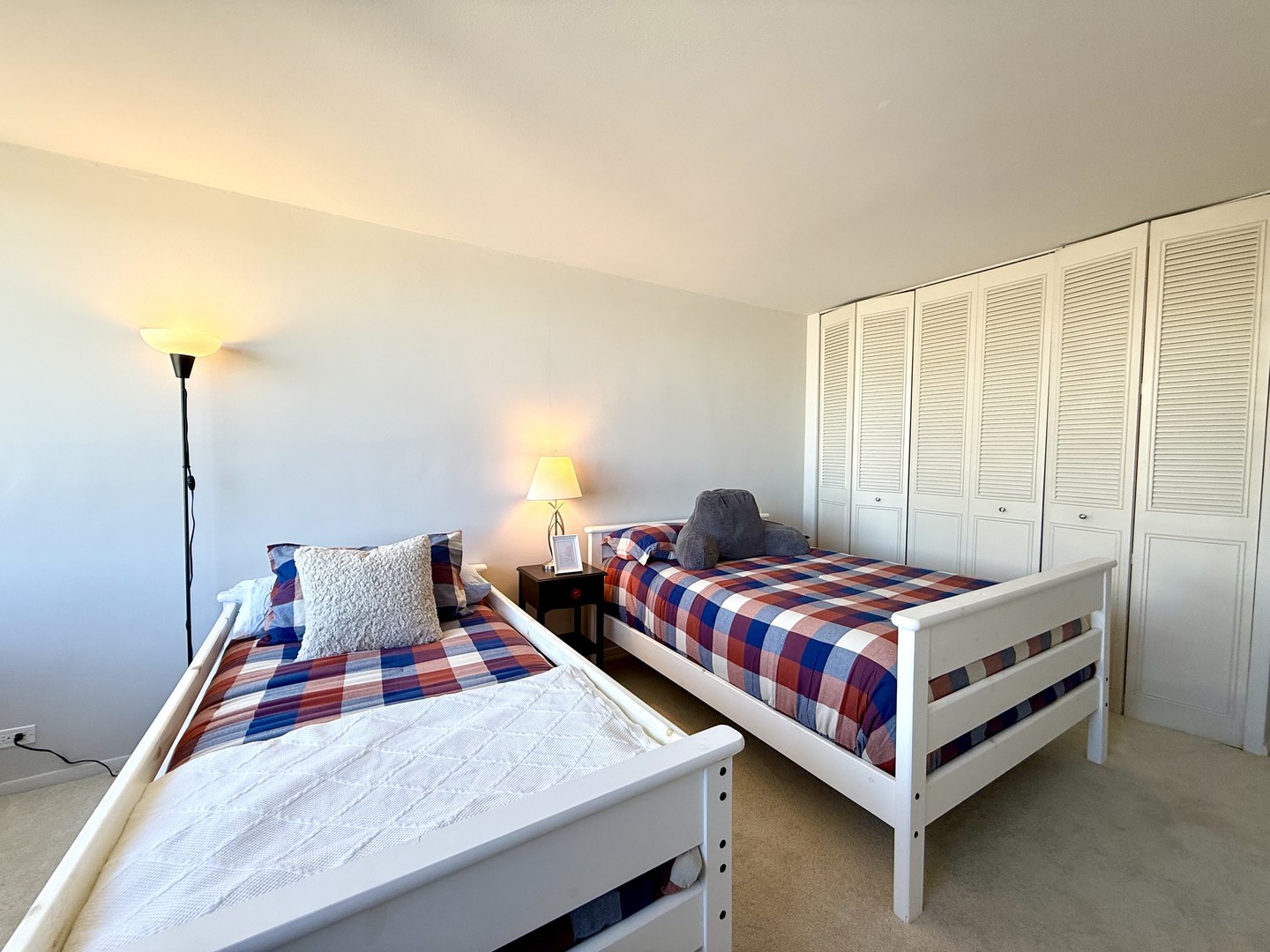 555 W Cornelia Avenue Unit: 1011