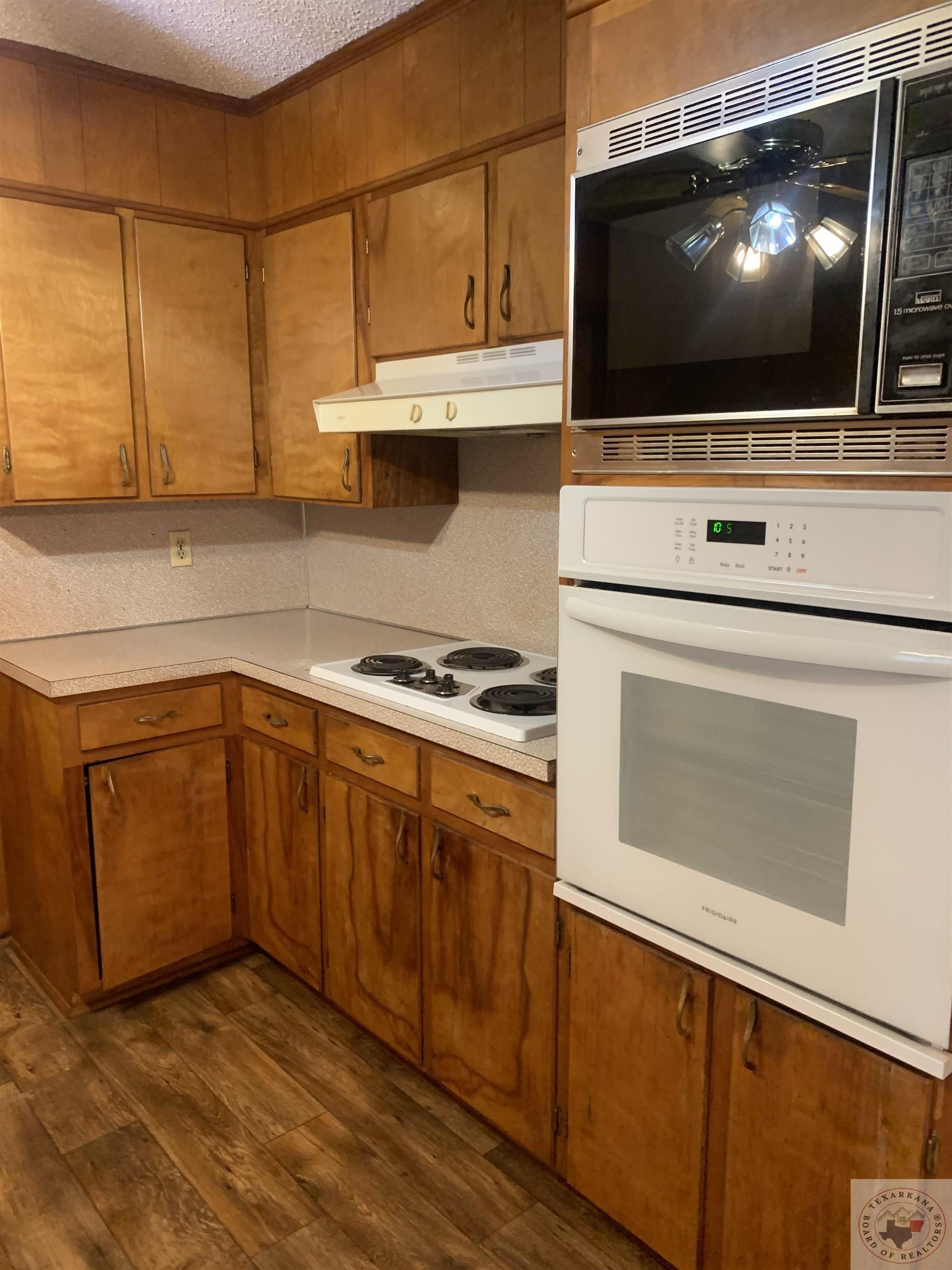 921 Mimosa Dr