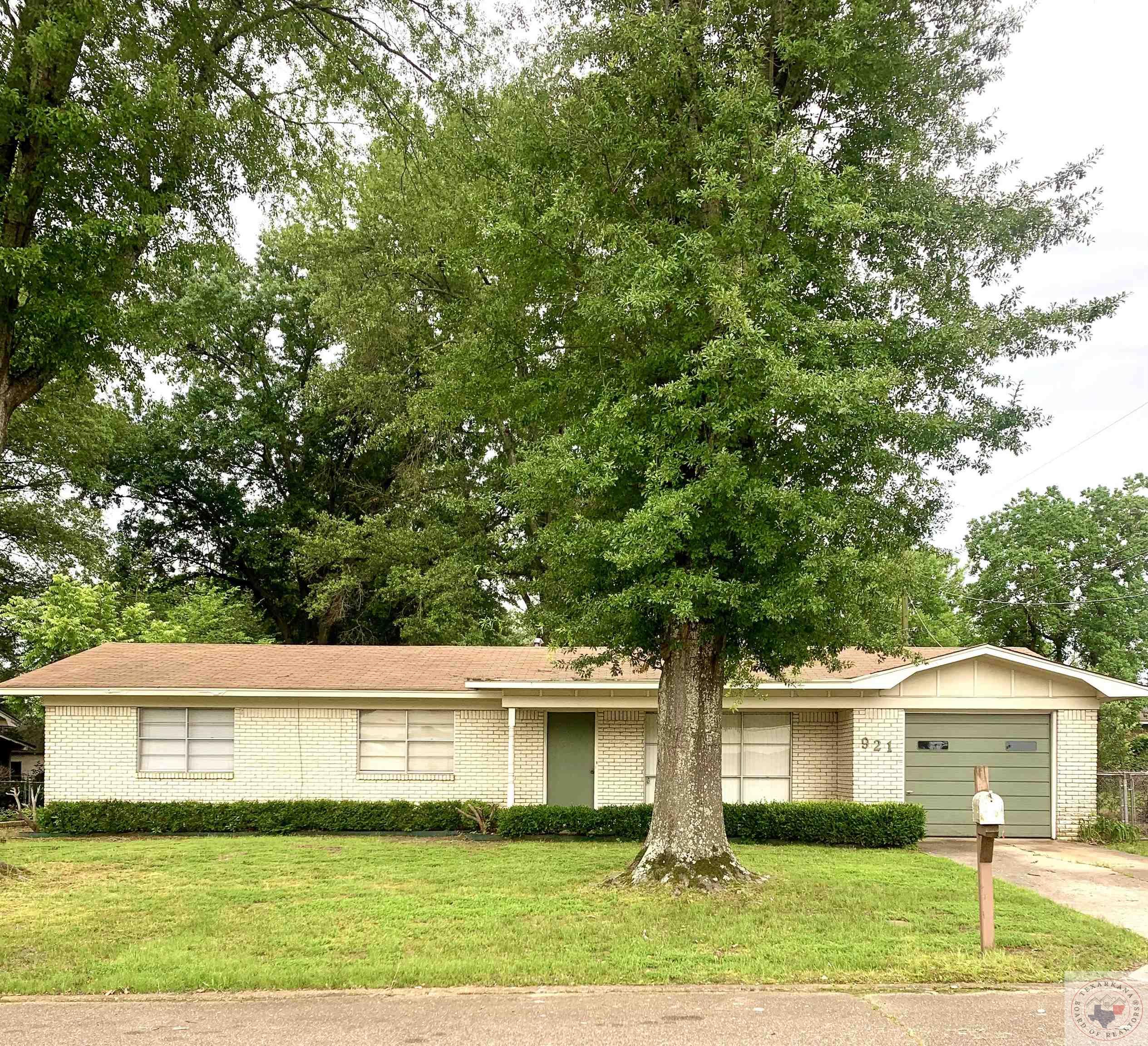921 Mimosa Dr