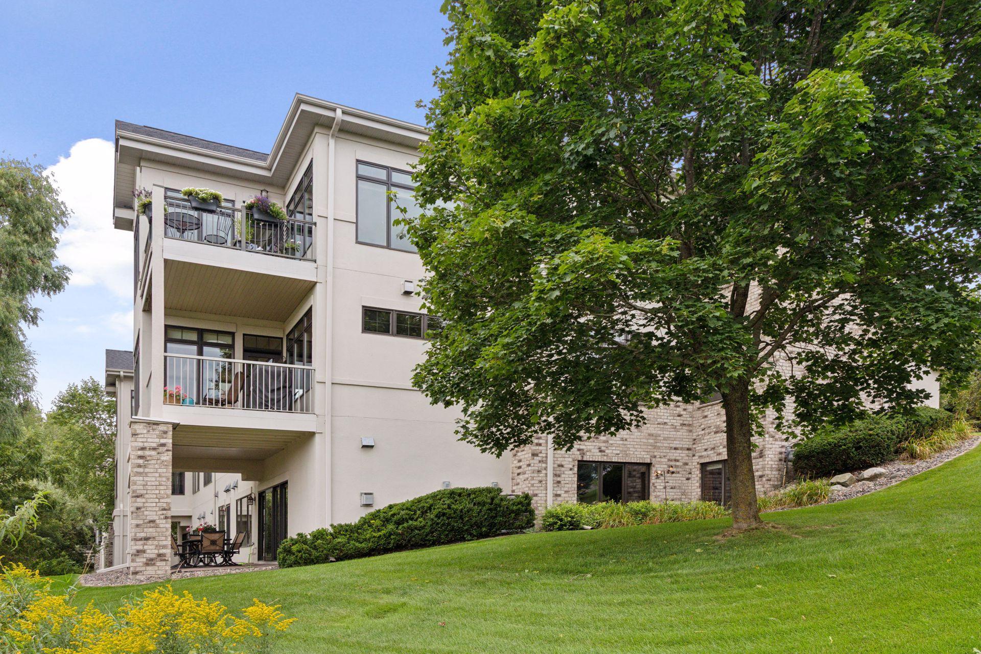 101 Willoughby Way E