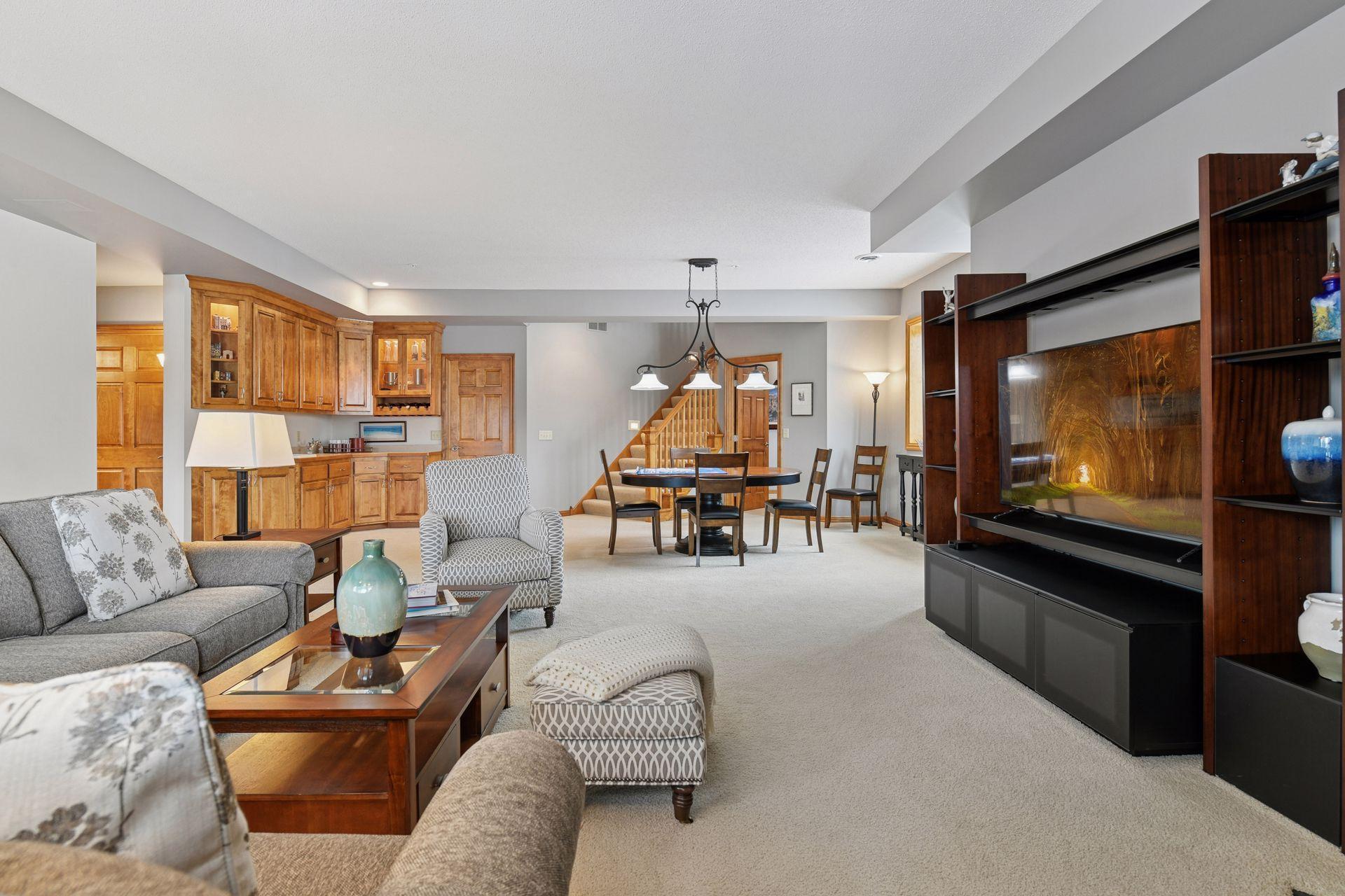 101 Willoughby Way E