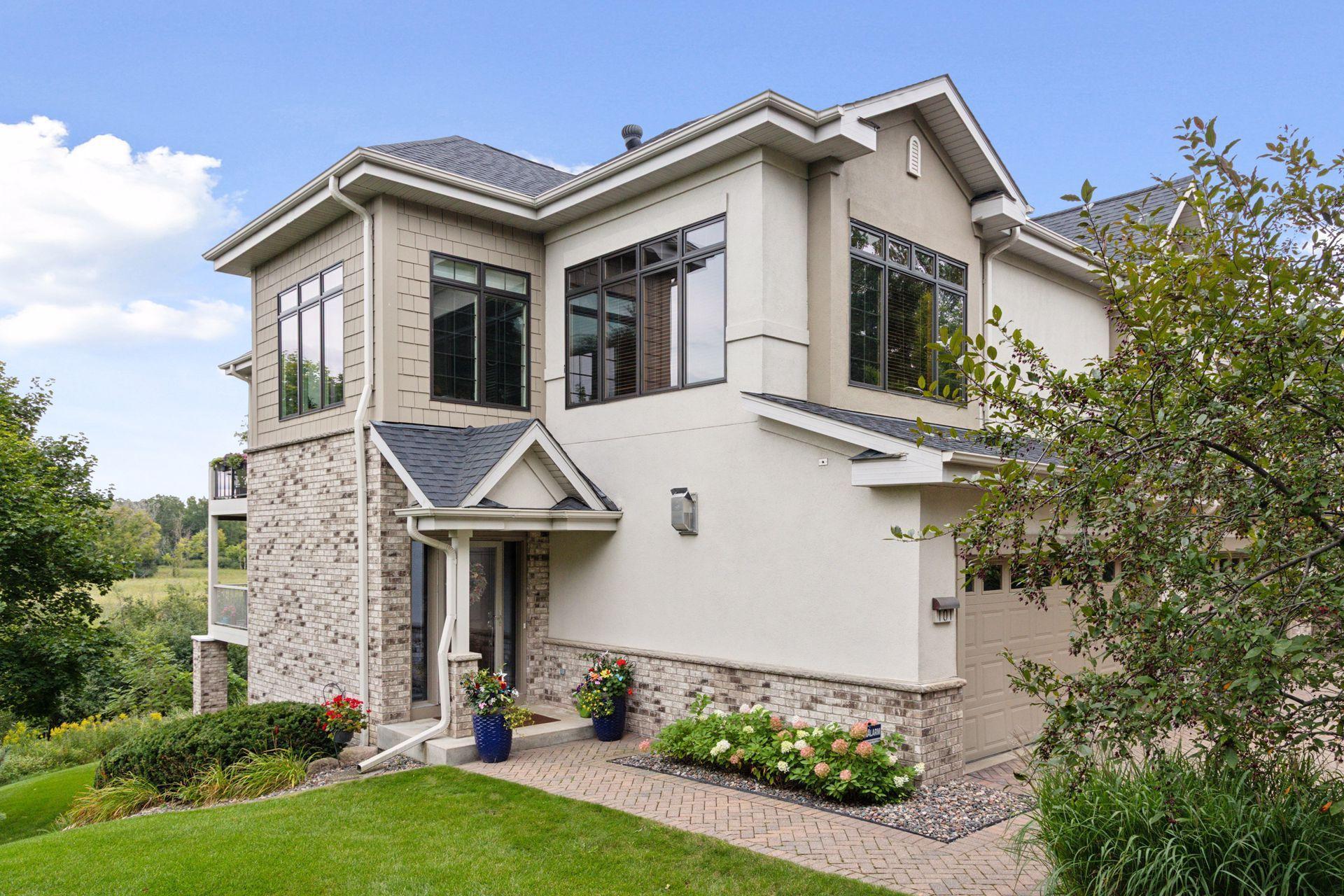 101 Willoughby Way E