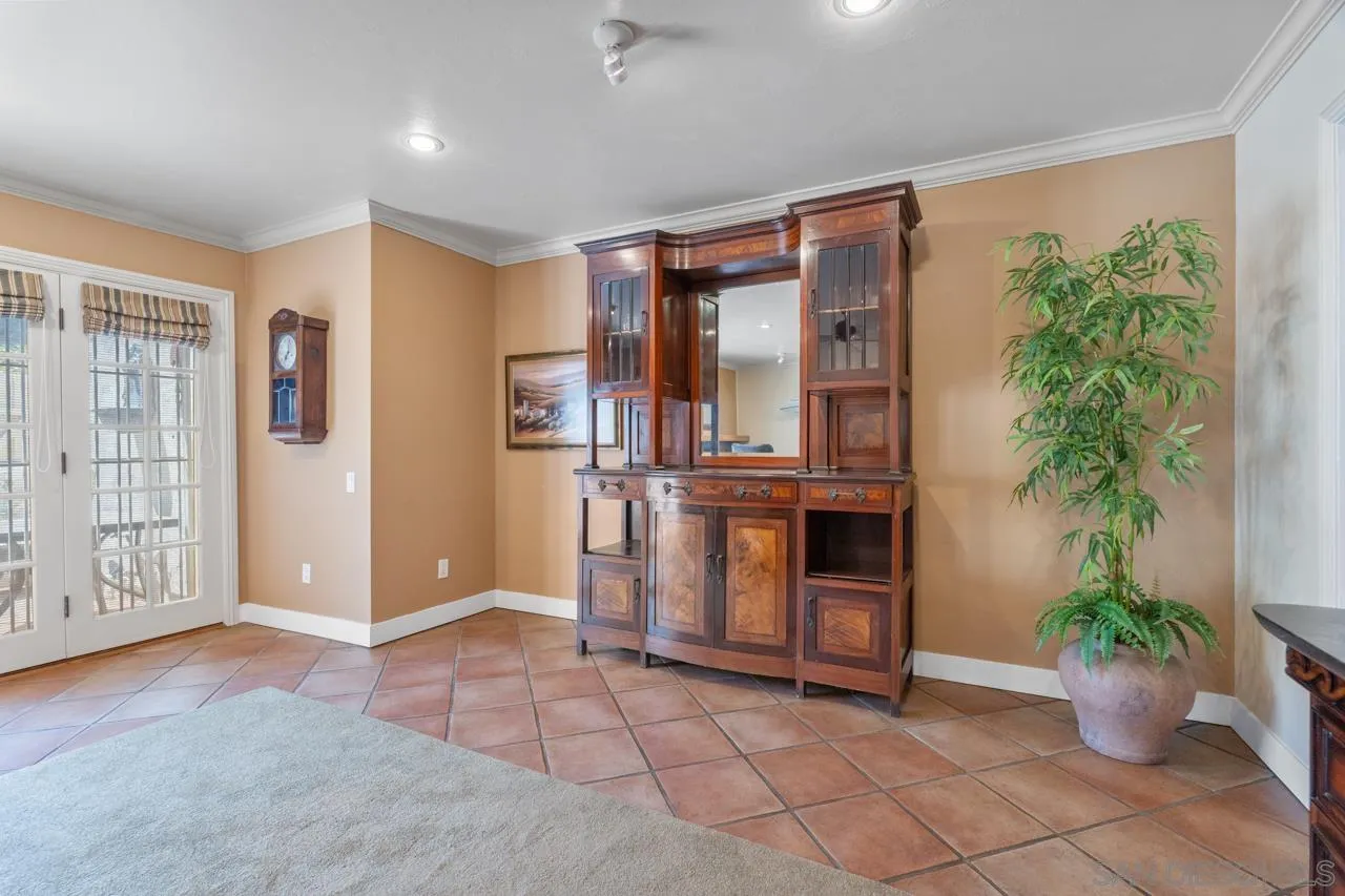 4134 Loma Riviera Ln