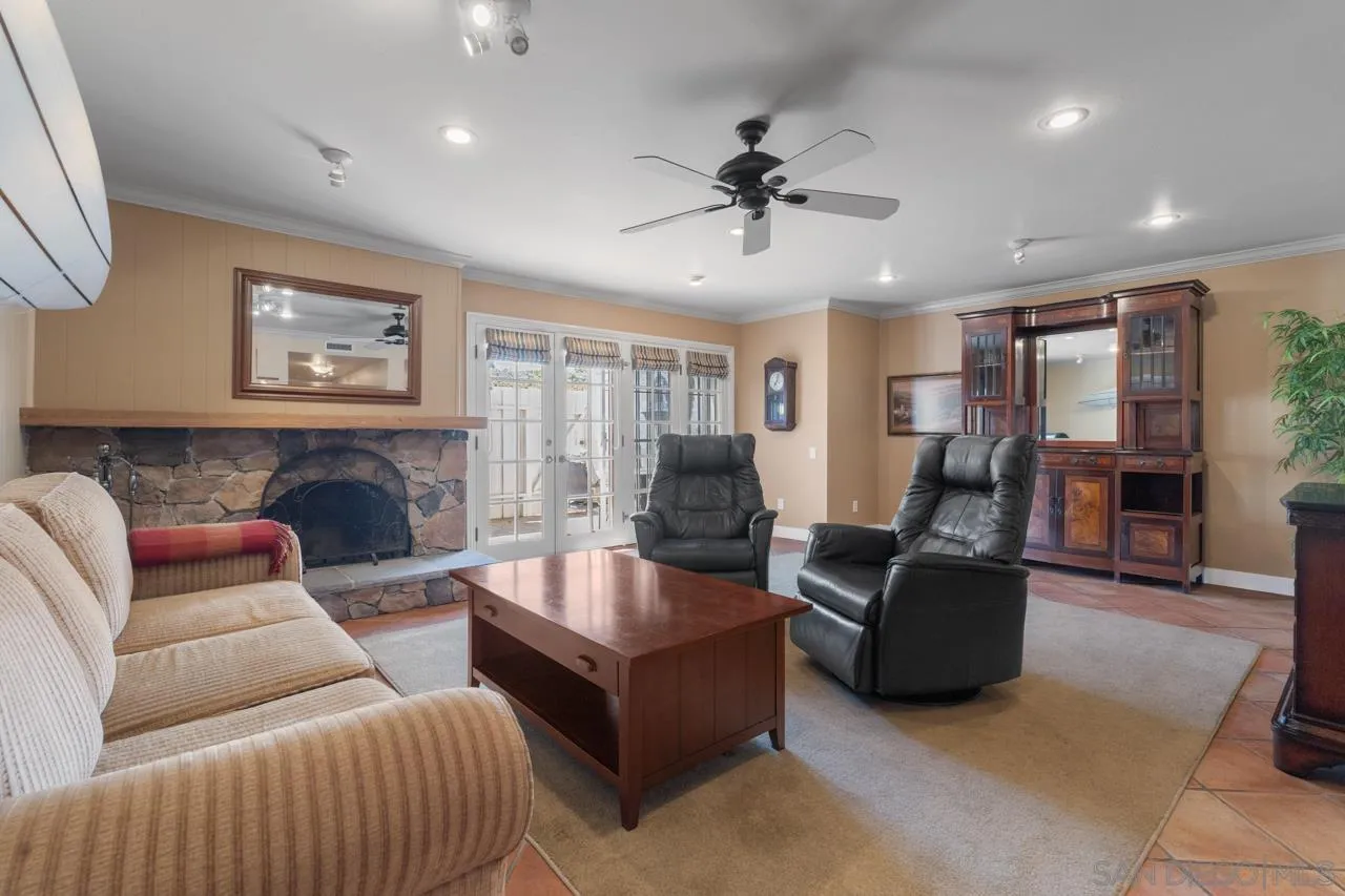 4134 Loma Riviera Ln