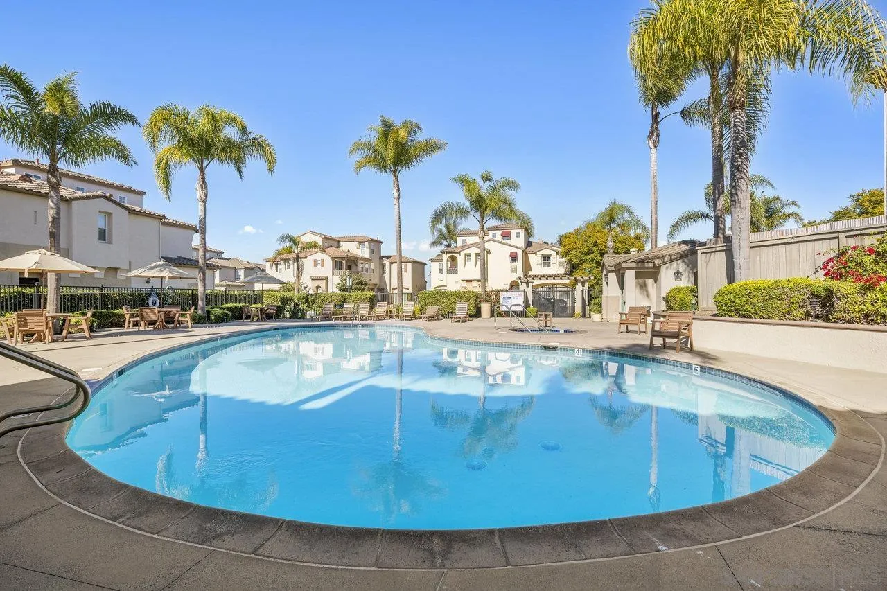 6466 Terraza Portico