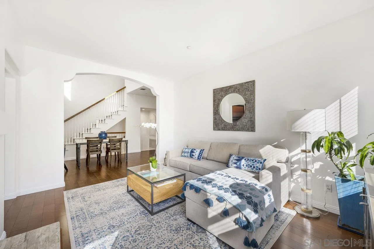 6466 Terraza Portico