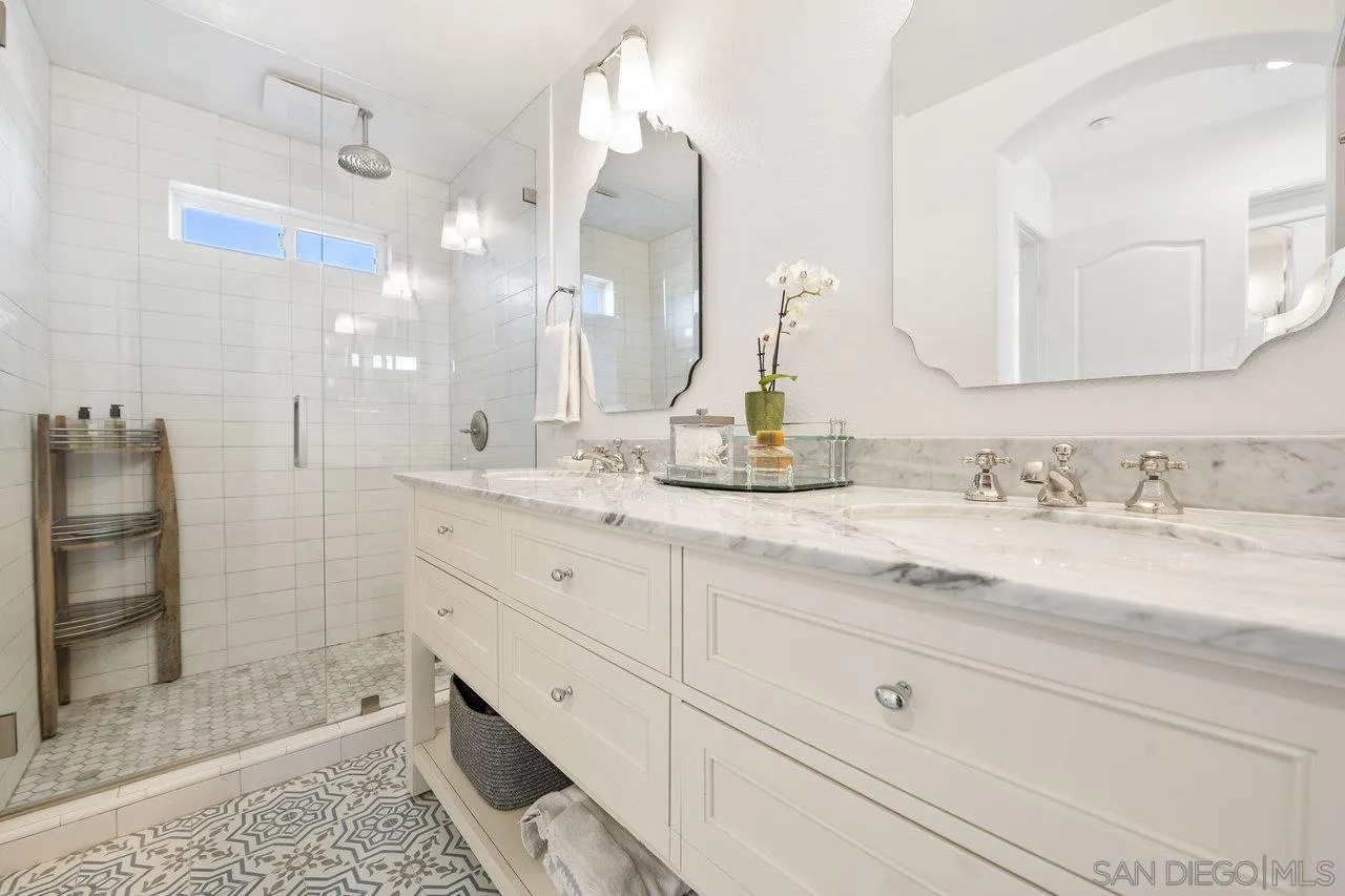 6466 Terraza Portico