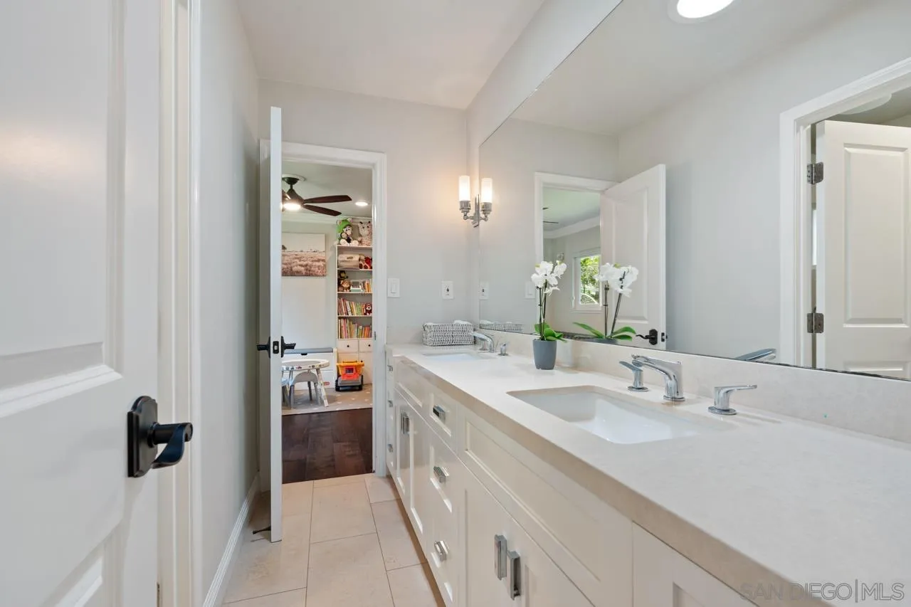 8874 La Jolla Scenic Dr N
