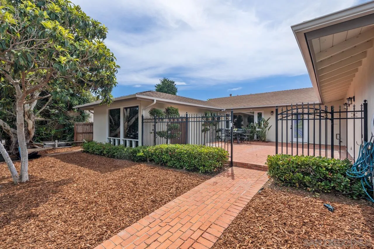 8874 La Jolla Scenic Dr N