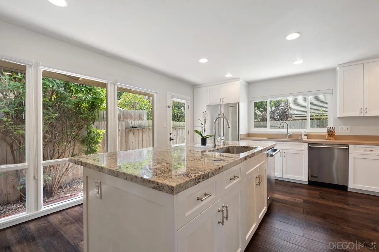 8874 La Jolla Scenic Dr N
