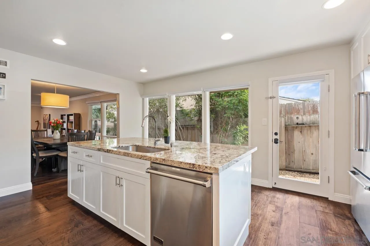 8874 La Jolla Scenic Dr N