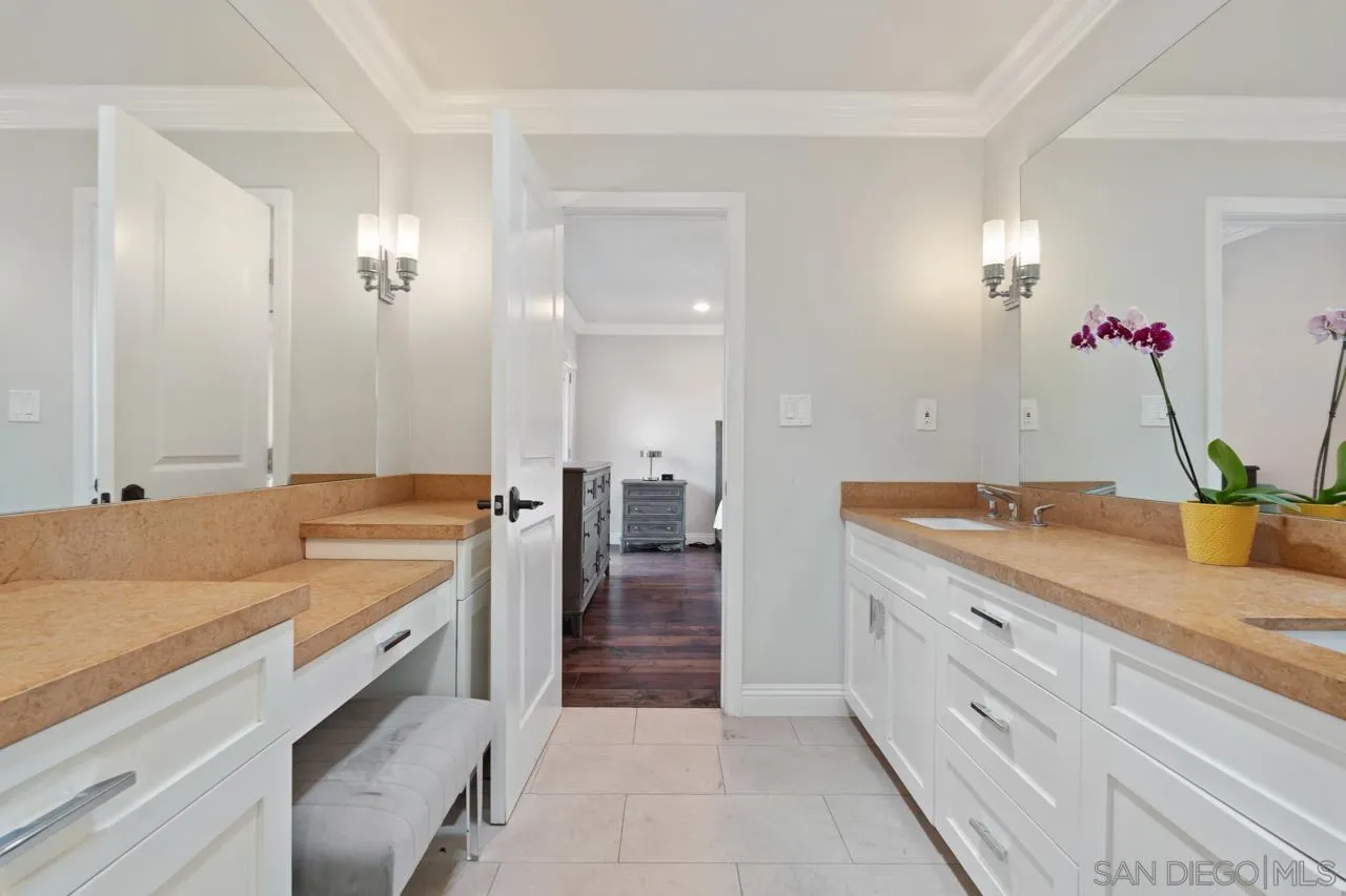 8874 La Jolla Scenic Dr N