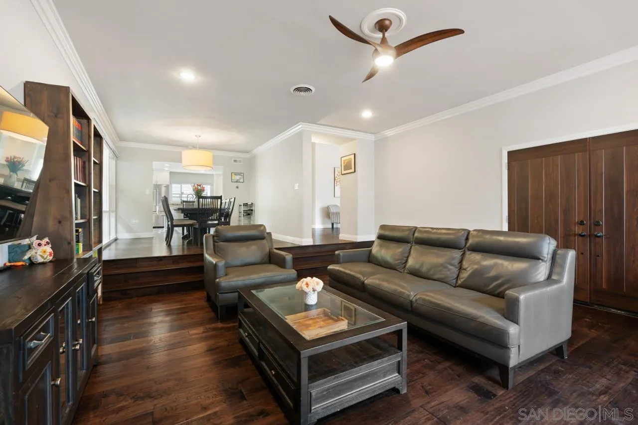 8874 La Jolla Scenic Dr N