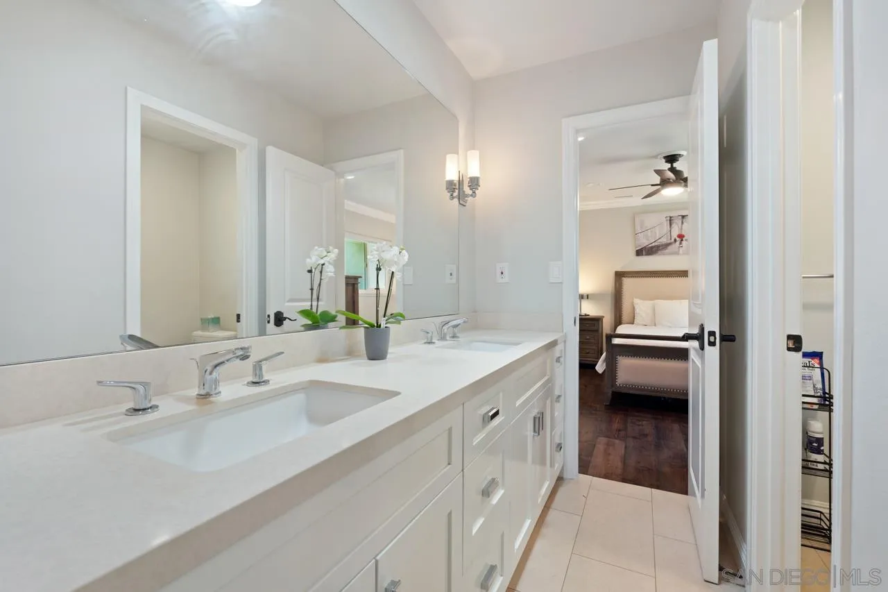 8874 La Jolla Scenic Dr N