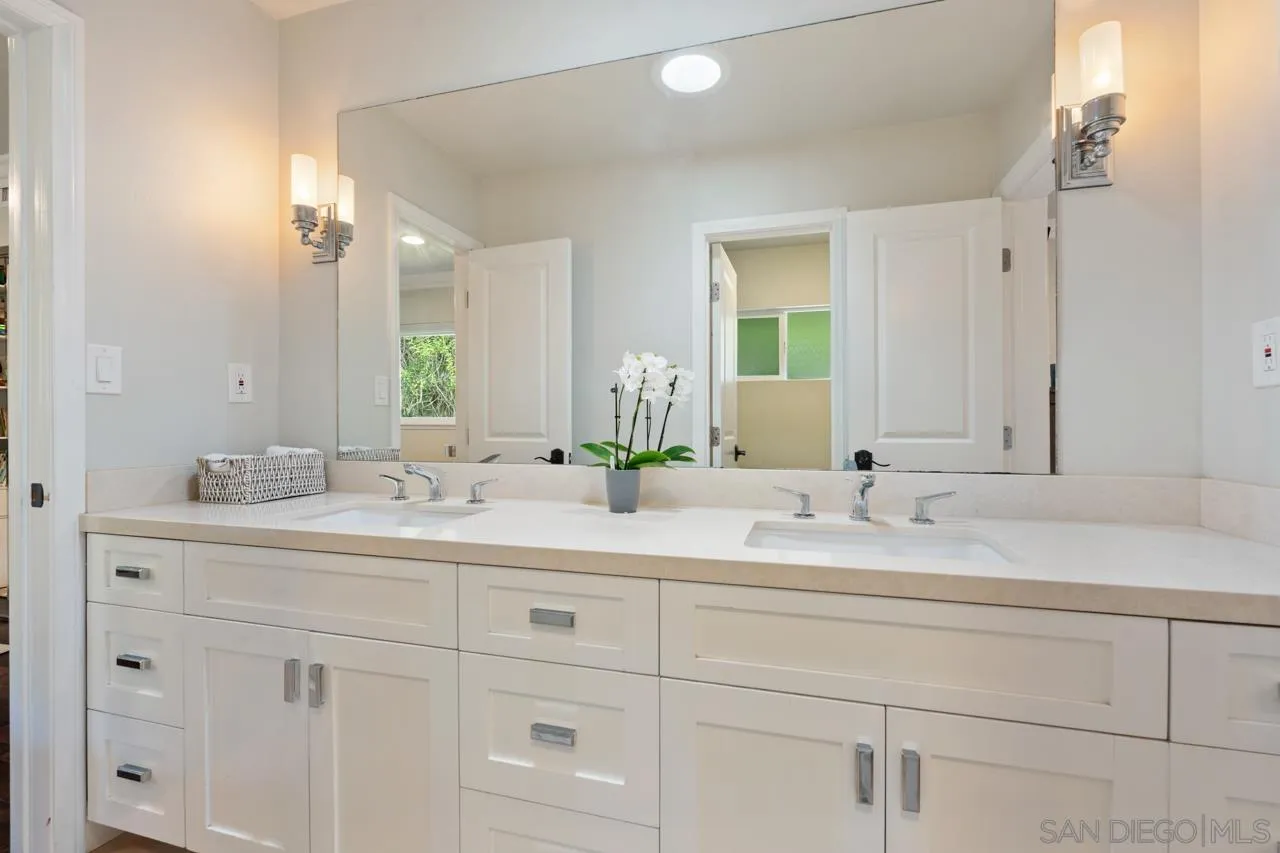 8874 La Jolla Scenic Dr N