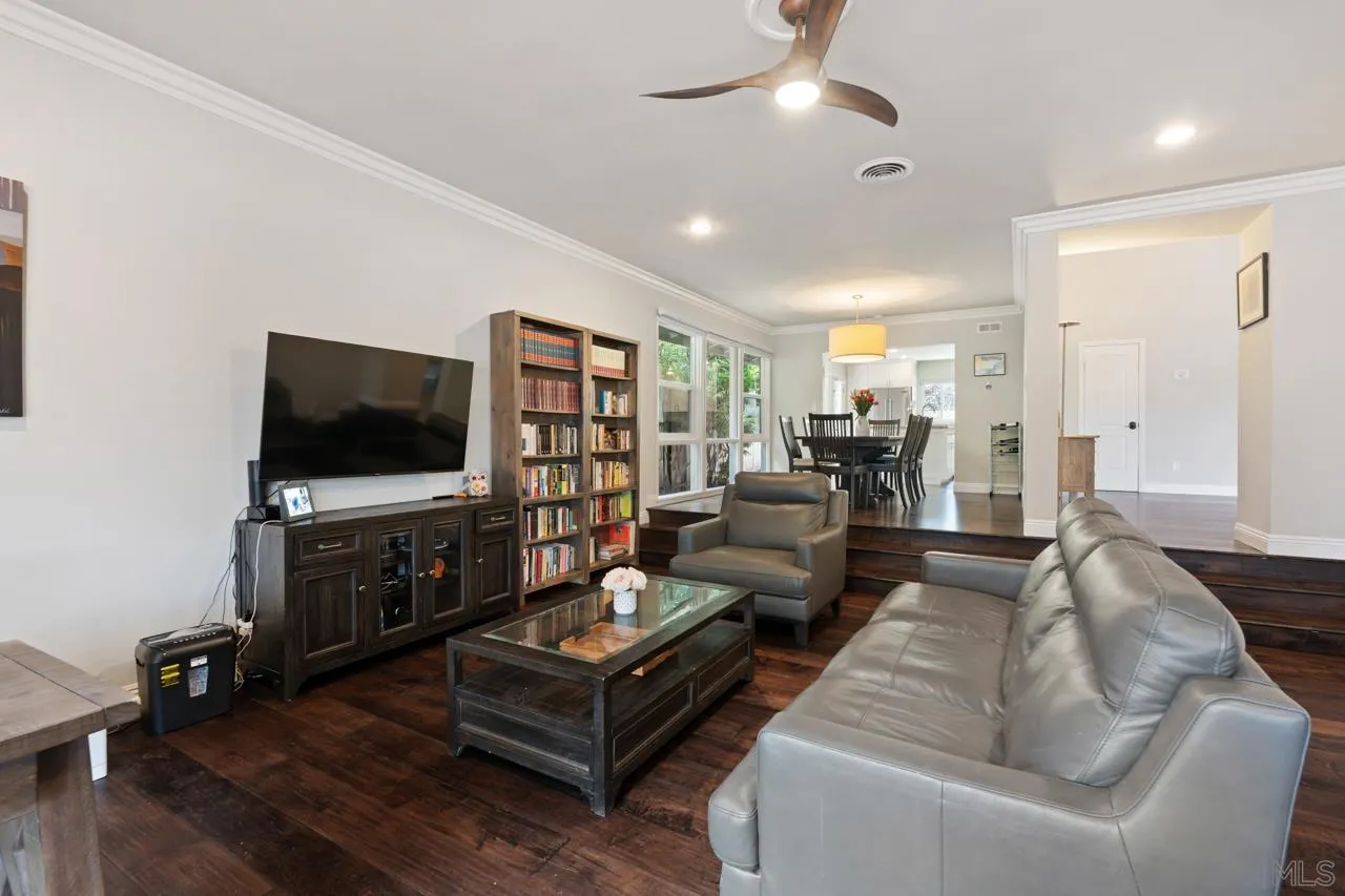 8874 La Jolla Scenic Dr N
