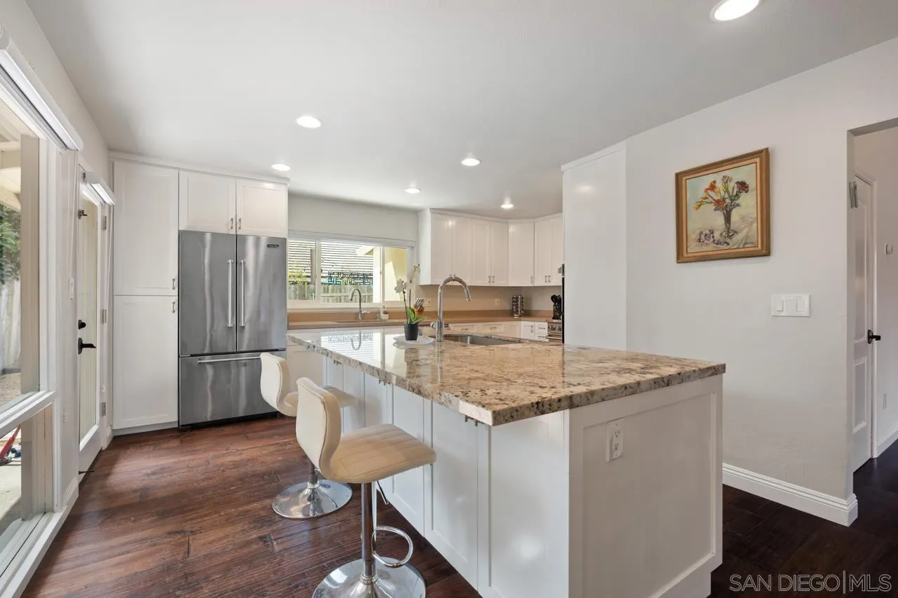 8874 La Jolla Scenic Dr N