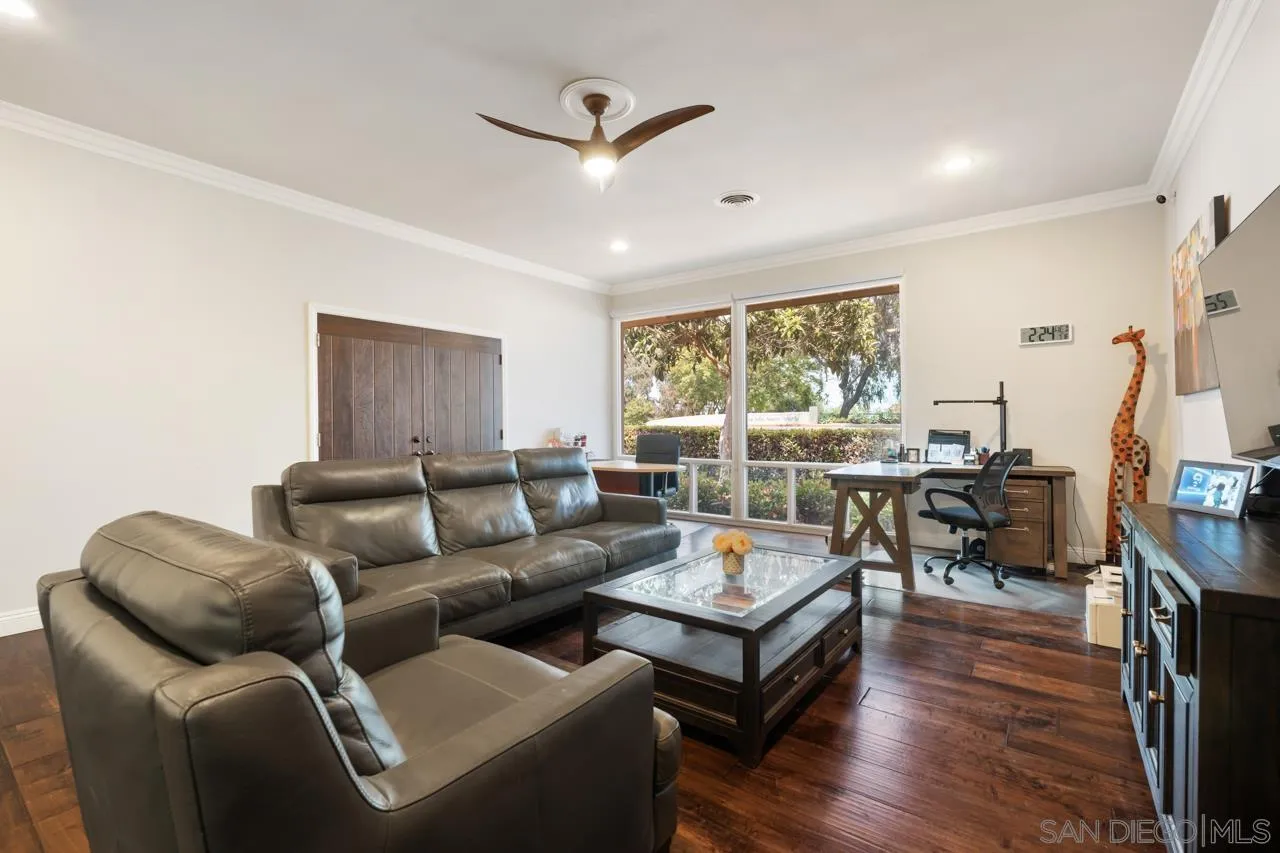 8874 La Jolla Scenic Dr N