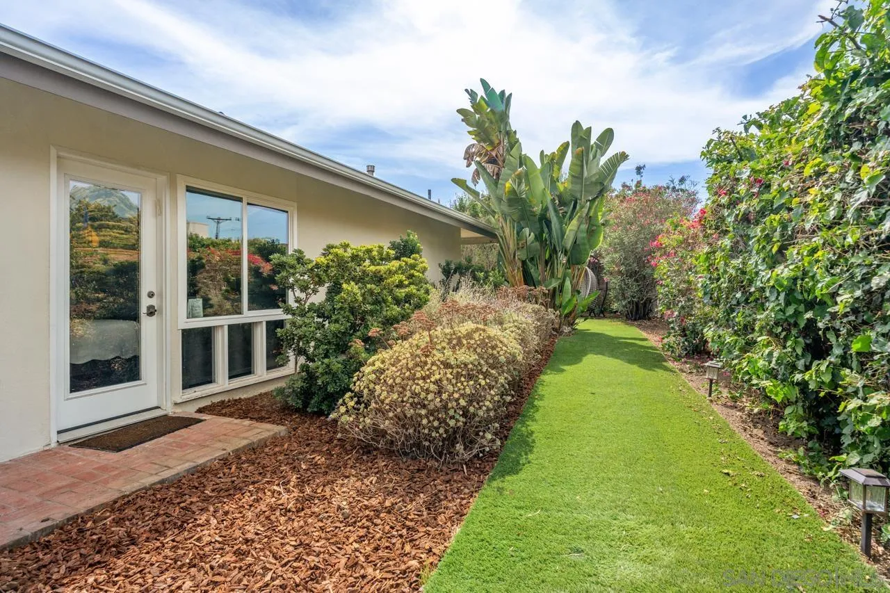 8874 La Jolla Scenic Dr N
