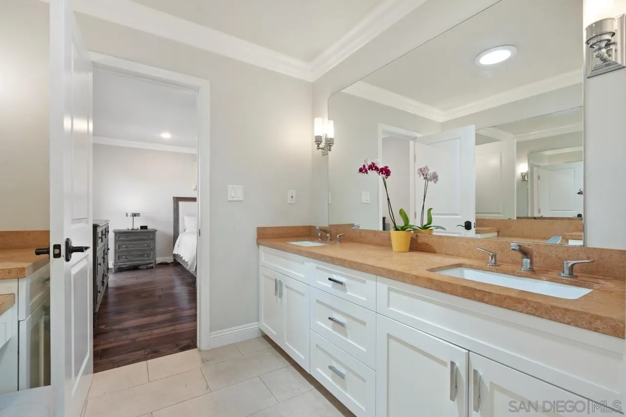 8874 La Jolla Scenic Dr N