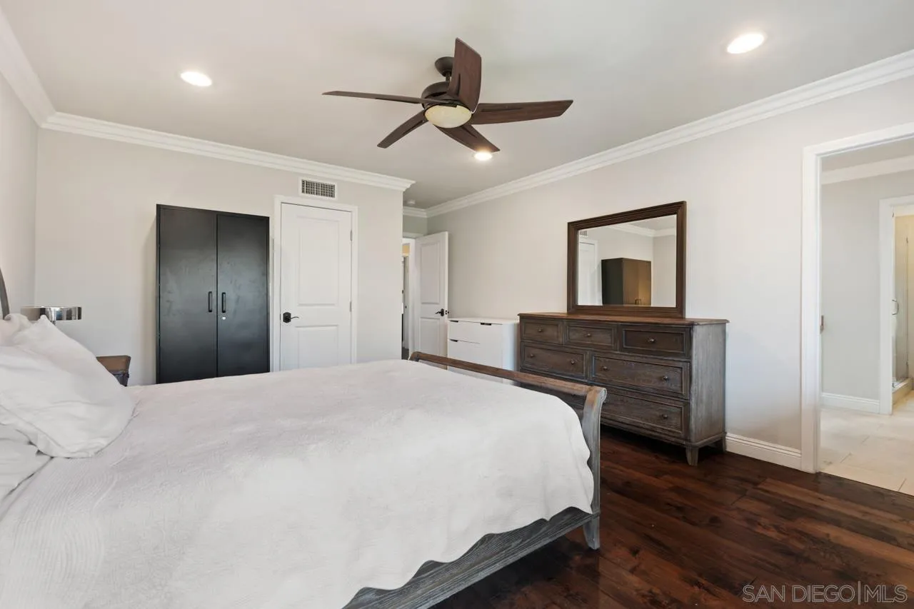 8874 La Jolla Scenic Dr N