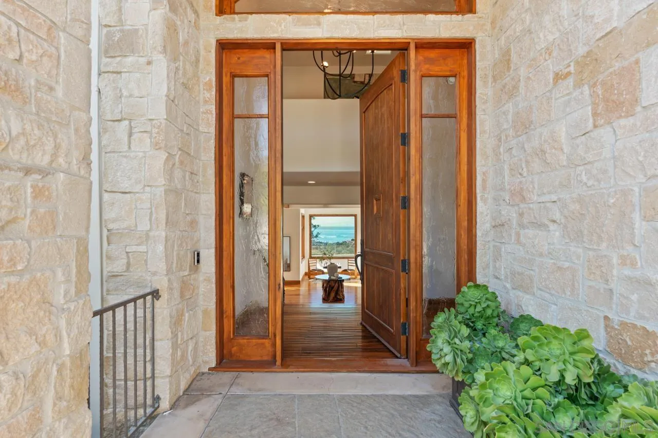 8080 La Jolla Scenic Dr North