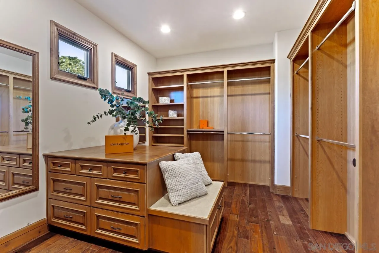 8080 La Jolla Scenic Dr North