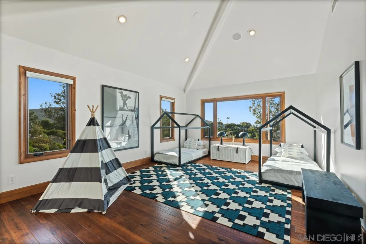 8080 La Jolla Scenic Dr North