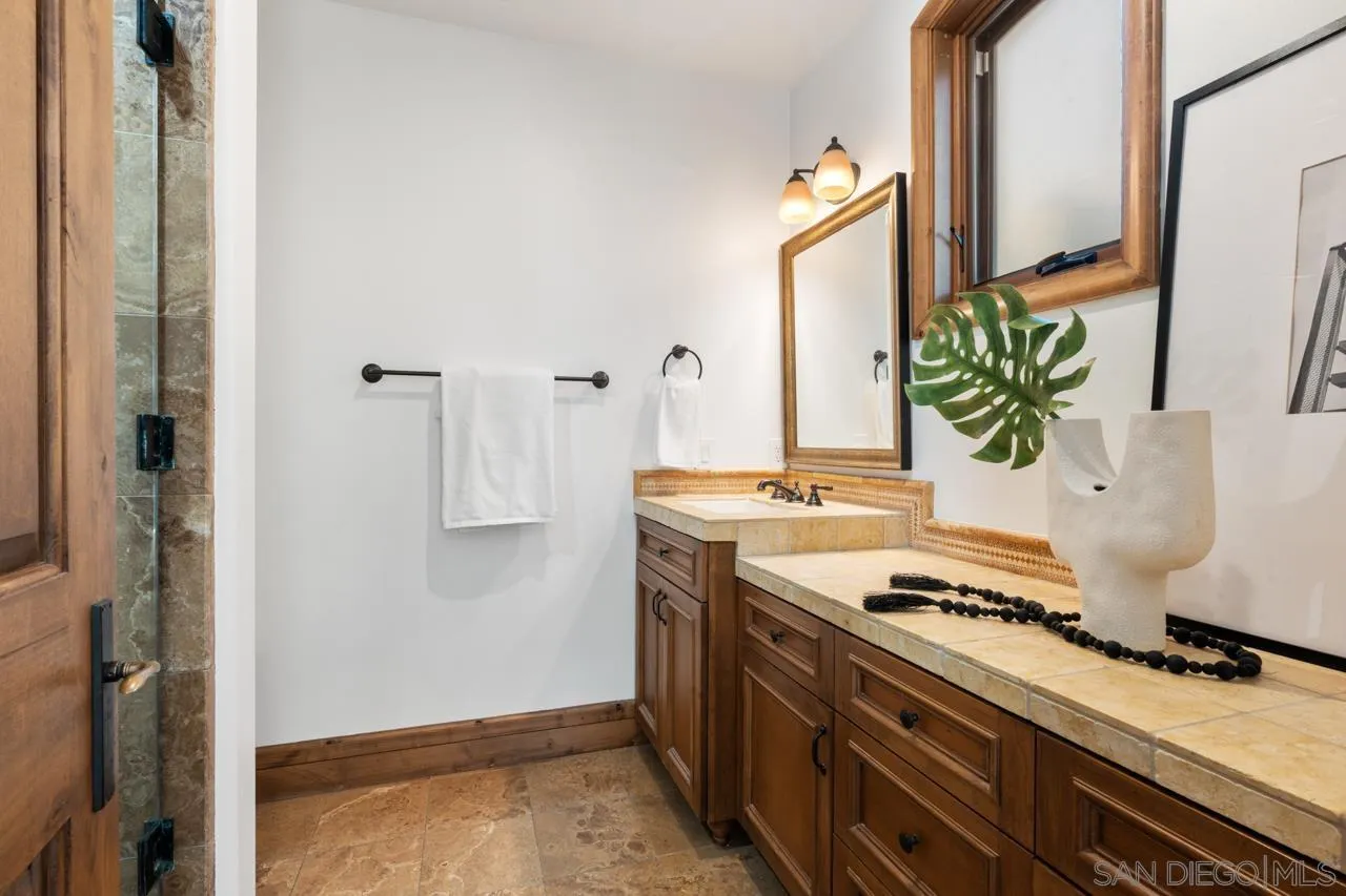 8080 La Jolla Scenic Dr North