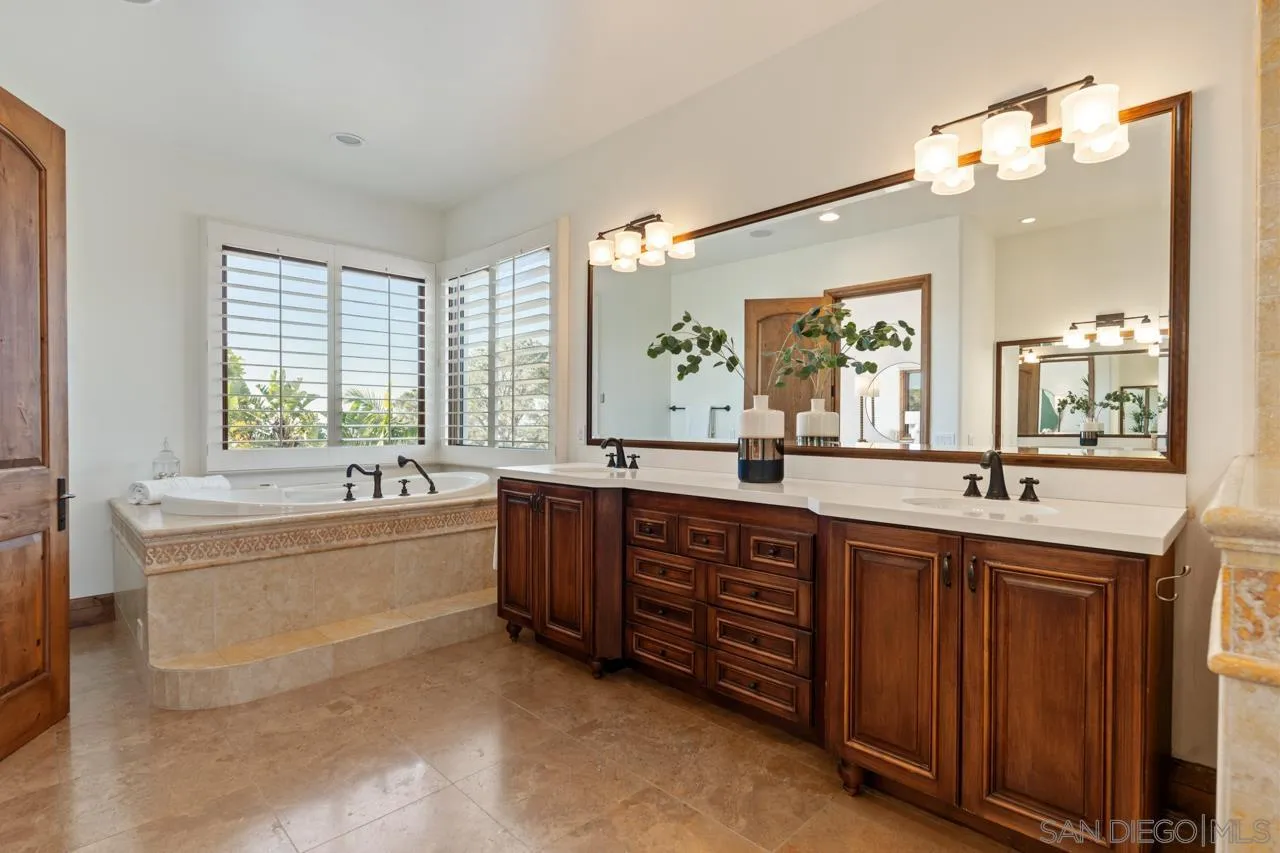 8080 La Jolla Scenic Dr North